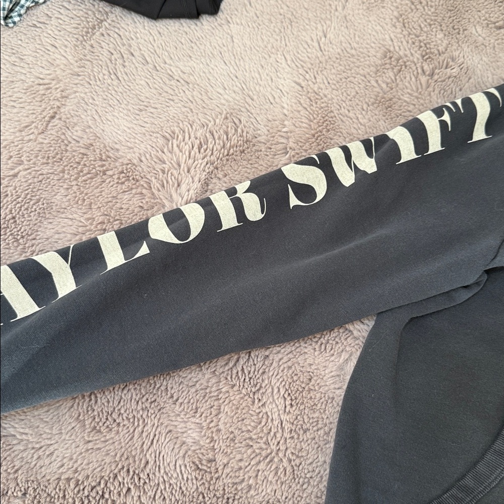 Black Taylor swift  GUC size medium hoodie - Picture 4 of 9